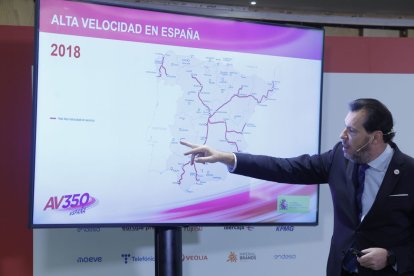 Óscar Puente explica los planes de alta velocidad para España, ayer.