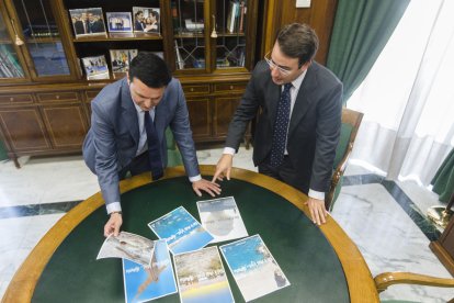 Archivo - El presidente de la Diputación de Almería, Javier Aureliano García, y el diputado provincial de Turismo, Fernando Giménez.