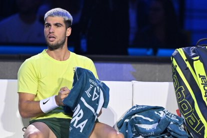 Carlos Alcaraz en un momento de descanso durante su partido frente a Sinner el pasado domingo.