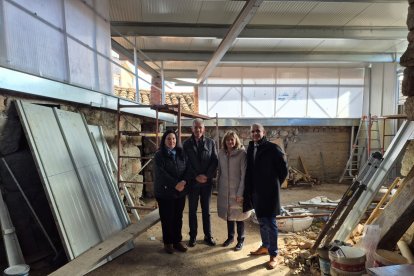 El director general de Trabajo y Prevención de Riesgos Laborales, José Manuel Barrios, durante la visita realizada a una explotación agrícola de La Serrada (Ávila).