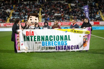 El Reino de León reivindica los derechos de la infancia en el partido Cultural-Málaga.
