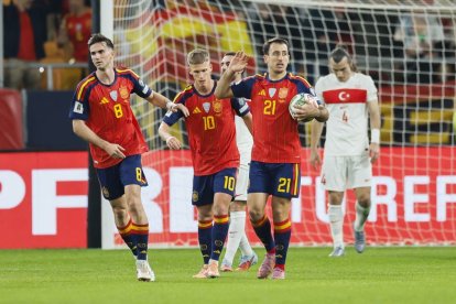 Oyarzabal, derecha, tras lograr el segundo gol de España en el último partido de la fase de grupos para el Mundial ante Turquía.