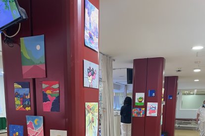Niños de Villaquilambre 'decoran' el Hospital de Día Oncohematológico de León.