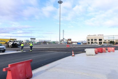 Vista de los últimos retoques a la rotonda de Trobajo