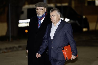 El ex secretario de Organización del PSOE Santos Cerdán, junto a su abogado Jacobo Teijelo ha salido pasadas las 19:15 horas de este miércoles de la cárcel de Soto del Real (Madrid).
