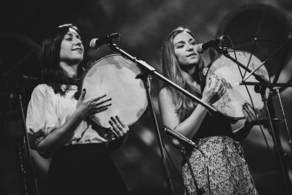Raquel Álvarez Alonso y Laura Álvarez Alonso, Tsacianiegas, durante un concierto.