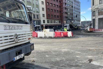 La nueva rotonda se coronará con un león rampante metálico que se colocará sobre la peana ya ejecutada.