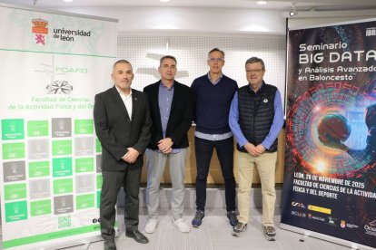 Foto de familia de la presentación del seminario de baloncesto.