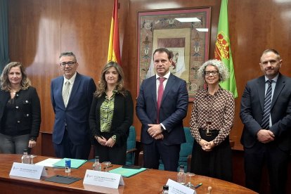 En el centro, de izquierda a derecha, la rectora de la ULE, Nuria González, y el director territorial de Banca de Empresas Centro y Expansión de Unicaja, Carlos Martín-Forero, durante la renovación del acuerdo financiero entre ambas entidades.