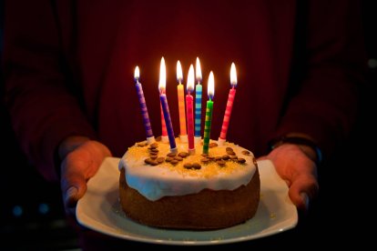 Un cumpleaños con tarta y velas, pero sin cuelga: la tradición leonesa aporta un giro más emotivo y visual a este tipo de celebraciones.