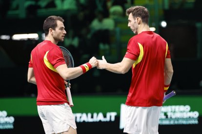Los españoles Marcel Granollers y Pedro Martínez durante el partido ante Tomas Machac y Jakub Mensik, de República Checa, este jueves en Bolonia. EFE/EPA/ELISABETTA BARACCHI.
