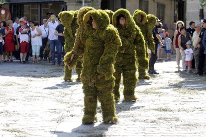 Hombres ataviados de musgo en una celebración tradicional en Béjar.