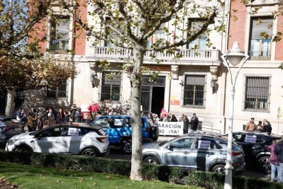 A las puertas de la Subdelegación del Gobierno se leyó un comunicado.  La caravana de protesta partió de Valencia de Don Juan.
