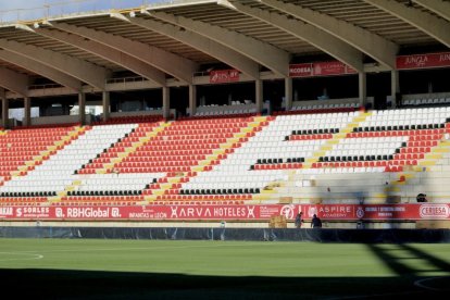 El Reino de León ya luce sus nuevos asientos en parte del fondo este del estadio.