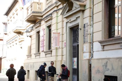 Alumnos a la puerta de la Escuela de Arte, ubicada en la calle Pablo Flórez, al lado de la Catedral.