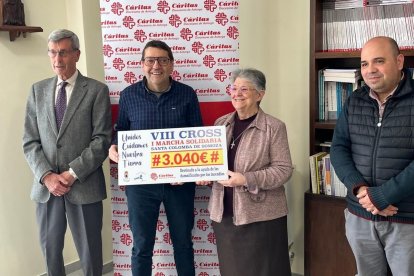 Momento de la entrega del cheque a Cáritas Astorga.