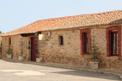 Fachada principal de la casa rural a-ti, restaurada con materiales tradicionales y sin perder su identidad original.