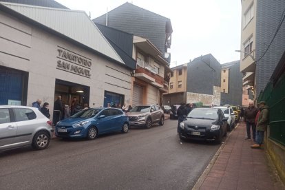 Los lacianiegos no dejan de llegar al tanatorio.