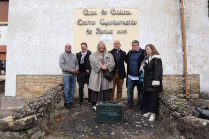 La villa de Boñar se volcó con el reconocimiento de su maestro Enrique Alonso al que dio el nombre de la biblioteca.