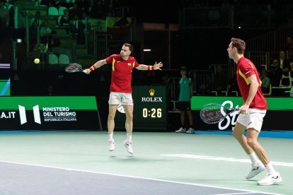 Los españoles Pedro Martinez y Marcel Granollers en las semifinales de la Copa Davis ante Kevin Krawietz y Tim Puetz en el Fiere Exhibition Centre en Bolonia, Italia. EFE/EPA/ELISABETTA BARACCHI.