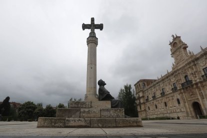 Un homenaje a los peregrinos a su paso por León frente a San Marcos.
