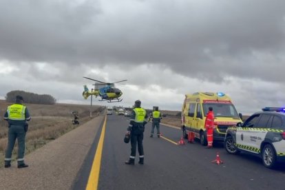 Varios heridos en una colisión múltiple al circular un coche en sentido contrario en la A-6 en Castrogonzalo (Zamora).