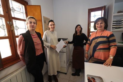 La presidenta (derecha), con la psicólogas y la trabajadora social de la asociación.