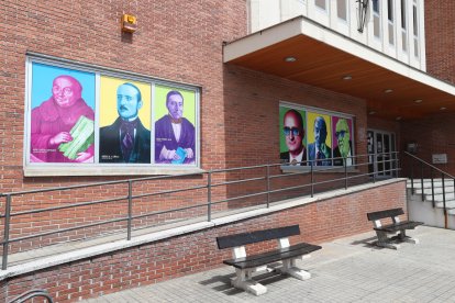Entrada a la Biblioteca Municipal de Ponferrada.