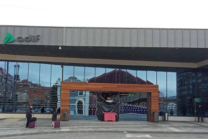 Frontal d ela estación provisional de tren de Adif en León
