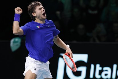 El italiano Flavio Cobolli celebra un punto ante el español Jaume Munar durnate el segundo partido de la final de la Copa Davis disputada en el Fiere Exhibition Centre de Bolonia, Italia. EFE/EPA/SERENA CAMPANINI.