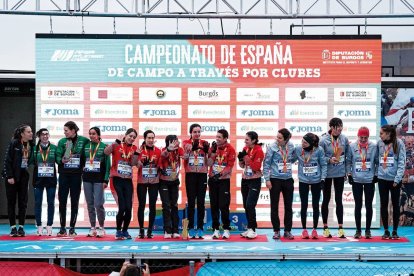 Aláiz, a la izquierda en el podio masculino y Blanca, segunda por la derecha en el femenino.