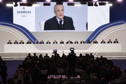 El presidente del Real Madrid, Florentino Pérez, en la asamblea general ordinaria del club en Madrid. Una reunión de los socios compromisarios para avanzar en el proyecto de gran cambio de su modelo societario y aprobar los datos económicos, que superan los mil millones de euros de ingresos en el último ejercicio. EFE/ Rodrigo Jiménez.