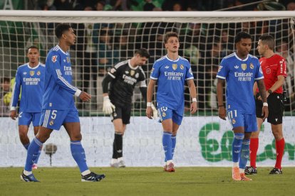 Los jugadores del Real Madrid tras el gol del Elche durante el partido de la jornada 13 de LaLiga entre el Elche CF y el Real Madrid, este domingo en el estadio Martínez Valero. EFE/Manuel Bruque.