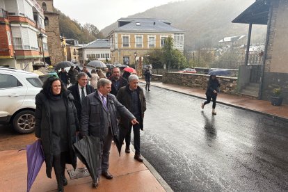 José Luis Sanz Merino señala con la mano al lado de la alcaldesa Alba Rodríguez.