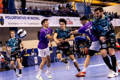 El Ademar llega a la cita europea de este martes tocado tras empatar contra el colista Guadalajara el pasado fin de semana.