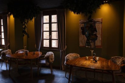 Mu·na, en Ponferrada, combina estética contemporánea y calidez rústica en un espacio que refleja la filosofía de su cocina premiada con estrella Michelin