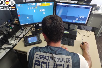 Archivo - Un agente de la Policía Nacional en una imagen de archivo.