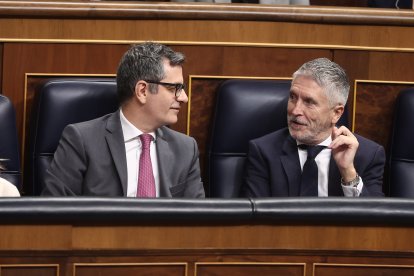 El ministro de la Presidncia, Justicia y Relaciones con las Cortes, Félix Bolaños, y el ministro del Interior, Fernando Grande-Marlaska, durante una sesión de control al Gobierno, en el Congreso de los Diputados.