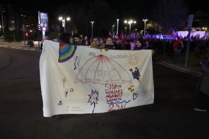 Alrededor de 300 personas se suman a la manifestación del 25-N en León.