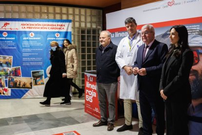 Presentación de la campaña en el Hospital de León.  Información en el suelo del hall del Hospital de León.