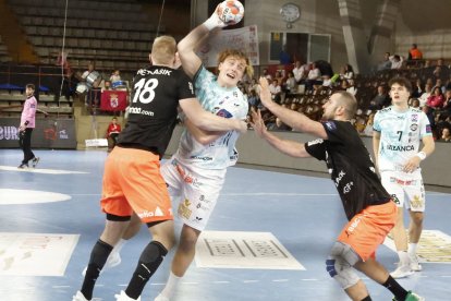 Óscar Lindqvist fue uno de los mejores del Abanca Ademar ante el Kadetten, sobre todo en la primera parte.