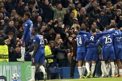 Los jugadores del Chelsea celebran la victoria sobre el FC Barcelona.