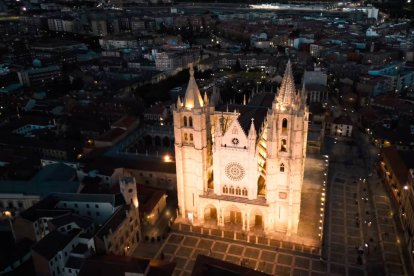 La fachada principal de la Catedral de León, captada desde un dron al anochecer, muestra su esplendor gótico bañado por luces cálidas.
