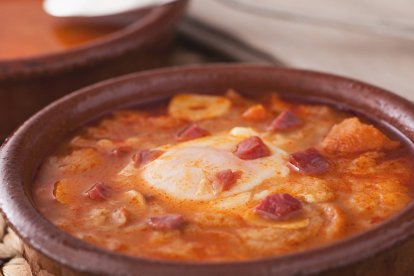 Un plato caliente de raíces leonesas, con pan, ajo, jamón y huevo: tradición reconfortante reinterpretada con sencillez.