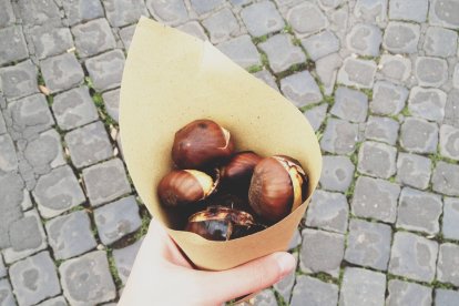 Las castañas asadas, servidas en su tradicional cono de papel, son un clásico del invierno leonés que ahora conquista también las redes sociales.