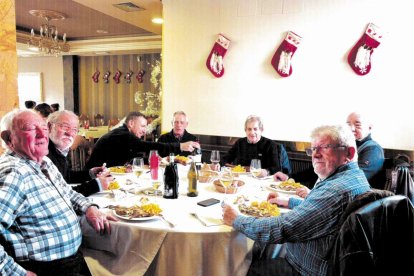 Los siete integrantes de la Peña Siete Menos Uno celebran el décimo aniversario de su creación en el Restaurante Luna.
