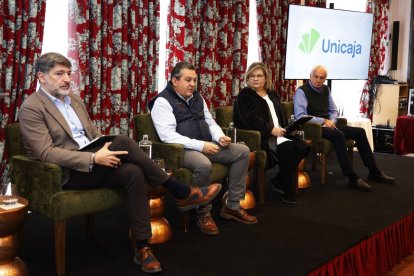 Julio Álvarez, José Manuel Fernández, María J. Muñiz y Ángel Luis Abril.  Manuel Rubio.