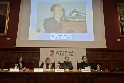 Doireann MacDermott, en la pantalla, y las profesoras.