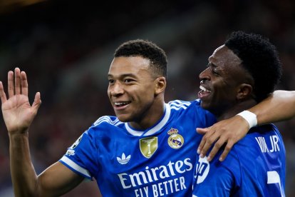 Mbappé y Vinicius celebran la mínima victoria del Madrid ante el Olympiacos.