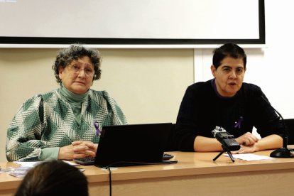 Paloma Andrés Domingo y Conchi Unanue Cuesta, durante la jornada en la ULE.